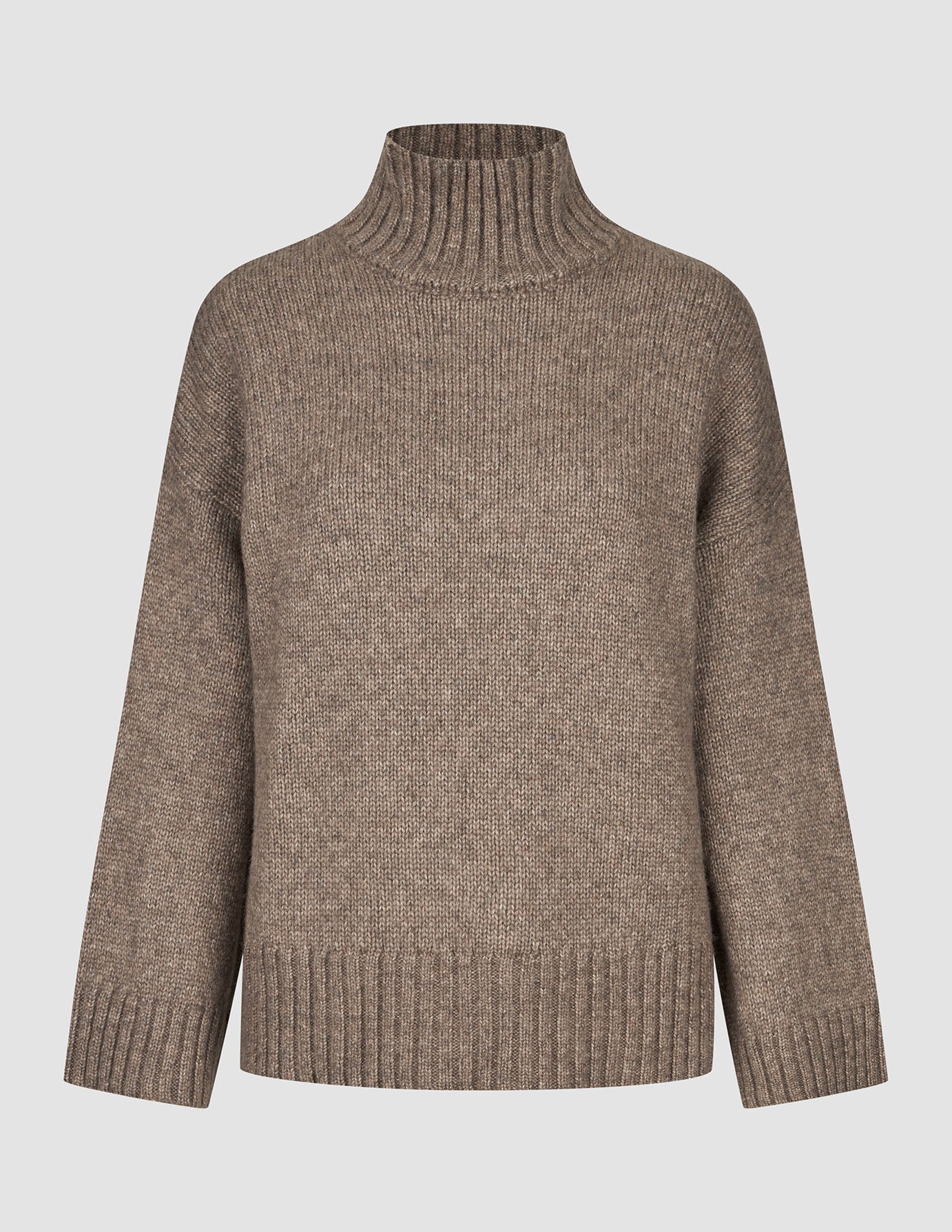 Damesweater i tyk, blød uld med høj hals i farven taupe melange, med grov strik, ribkant ved halsen og manchetterne.