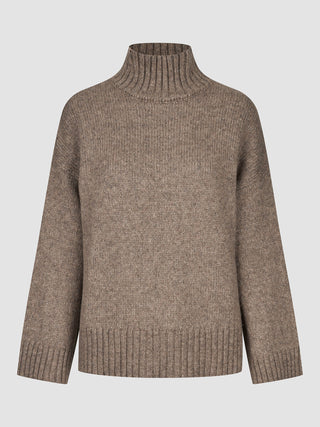 Damesweater i tyk, blød uld med høj hals i farven taupe melange, med grov strik, ribkant ved halsen og manchetterne.