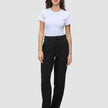 En kvinde har en hvid T-shirt på og et par Women GO2 Pants Straight Black, der har høj talje og lige ben.