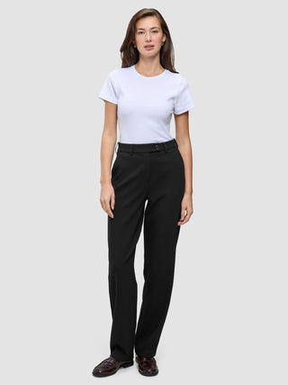 En kvinde har en hvid T-shirt på og et par Women GO2 Pants Straight Black, der har høj talje og lige ben.