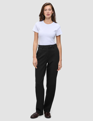 En kvinde har en hvid T-shirt på og et par Women GO2 Pants Straight Black, der har høj talje og lige ben.