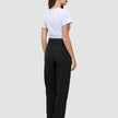 En kvinde set bagfra iført en hvid T-shirt og sorte Women GO2 Pants Straight med lige ben.