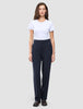 En kvinde iført en hvid T-shirt og Women GO2 Pants Straight Blue Nights i mørk marineblå.