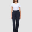 En kvinde iført en hvid T-shirt og Women GO2 Pants Straight Blue Nights i mørk marineblå.
