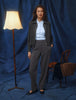 En kvinde i en mørkegrå jakke og en lyseblå skjorte har Women GO2 Pants Straight Dark Grey Melange på, som har et lige ben.
