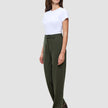 En kvinde iført en hvid T-shirt, Women GO2 Pants Straight i farven Dusty Olive og loafers.
