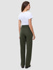 Kvinde iført en hvid T-shirt og Women GO2-bukser med høj talje i modellen Straight i farven Dusty Olive.