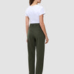 Kvinde iført en hvid T-shirt og Women GO2-bukser med høj talje i modellen Straight i farven Dusty Olive.