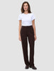 En kvinde iført en hvid T-shirt og Women GO2 Pants Straight Mocha.