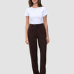 En kvinde iført en hvid T-shirt og Women GO2 Pants Straight Mocha.