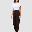 En kvinde iført en hvid T-shirt, mørkebrune Women GO2 Pants Straight Mocha og loafers.