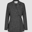 Nara-blazer til kvinder, tætsiddende, sort ternet – en sort-hvid ternet, tætsiddende blazer med én knap og 360°-stretch.