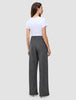 Kvinde i hvid T-shirt og grå Women Nara Pants Wide Black Check set bagfra.