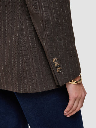 Nærbillede af en Women Serene-blazer i almindelig pasform med ærmer i valnød-sildbenmønster, fremstillet af brun uld i sildbenmønster med tre knapper ved manchetterne.