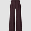 Women Serene-bukser, Wide Berry Pinstripe, i mørk lilla med lodrette nålestriber og knaplukning.