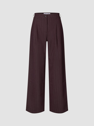 Women Serene-bukser, Wide Berry Pinstripe, i mørk lilla med lodrette nålestriber og knaplukning.