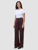 En kvinde iført en hvid T-shirt og et par Women Serene Pants Wide Berry Pinstripe.
