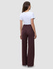 En kvinde set bagfra, iført en hvid T-shirt og et par Women Serene Pants Wide Berry Pinstripe.