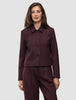 En kvinde bærer en Women Serene Short Jacket Berry Pinstripe i et mørkt bærfarvet stof med fine striber, der afspejler klassisk dansk design.