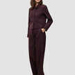En kvinde bærer den korte jakke Women Serene Short Jacket Berry Pinstripe og de tilhørende bukser, der fremhæver det elegante danske design.