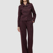 En person iført en Women Serene Short Jacket Berry Pinstripe sammen med et par matchende bukser med brede ben i dansk design.