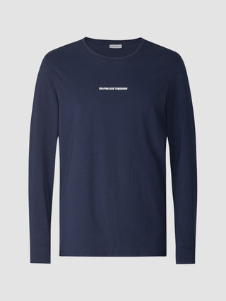 Supima Autograph langærmet T-shirt i marineblå med teksten »SHAPING NEW TOMORROW« trykt på brystet.