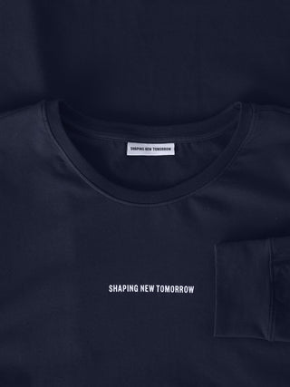 Marineblå Supima Autograph-T-shirt med lange ærmer og teksten »SHAPING NEW TOMORROW« på brystet samt et matchende mærke ved halsudskæringen.