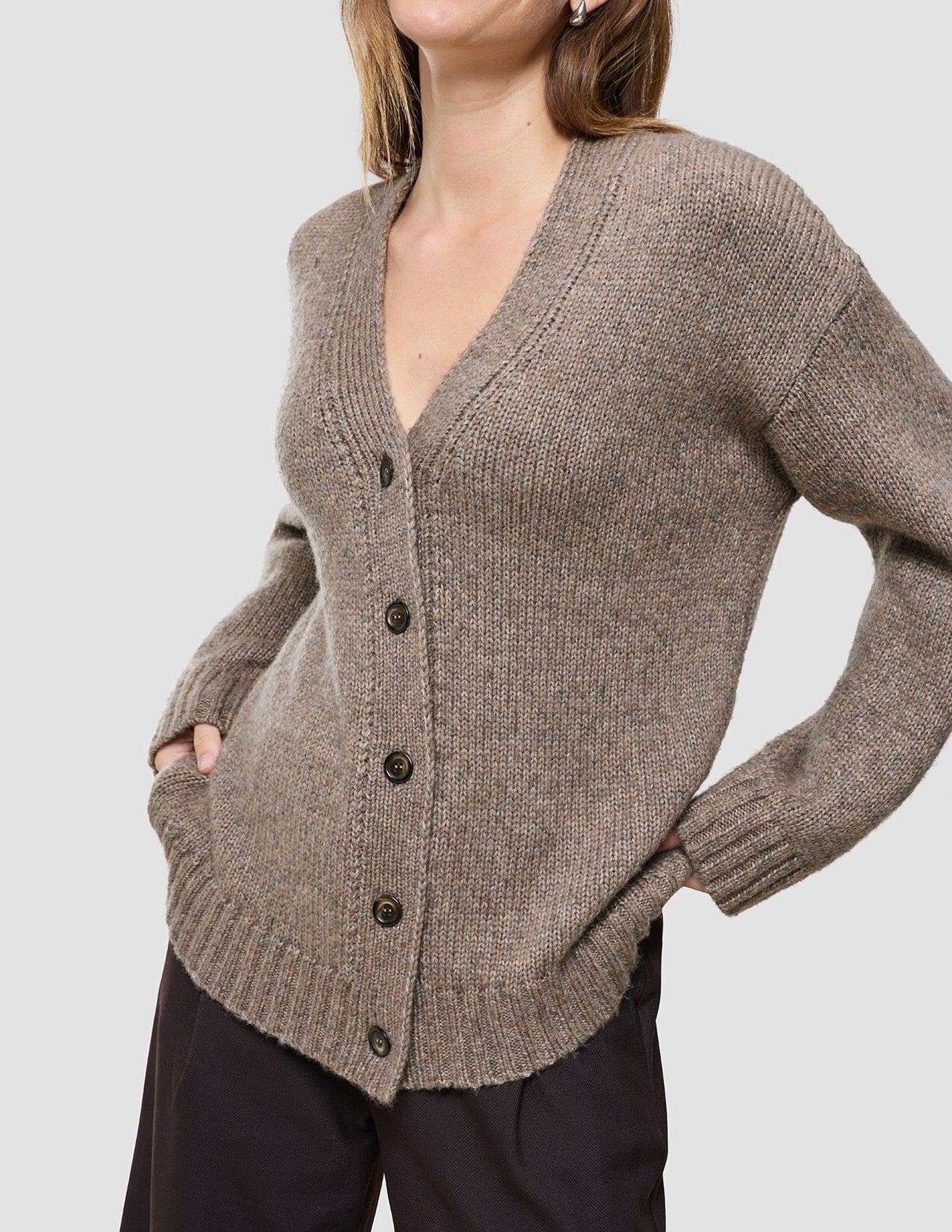 Chunky, blød uldstrikket cardigan til kvinder i taupe-melange: en chunky cardigan med V-udskæring og knapper foran samt to forlommer.