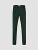 Ease Pants Slim Northern Pine i mørkegrøn med 360°-stretch, en knap og lynlås i gylpen.