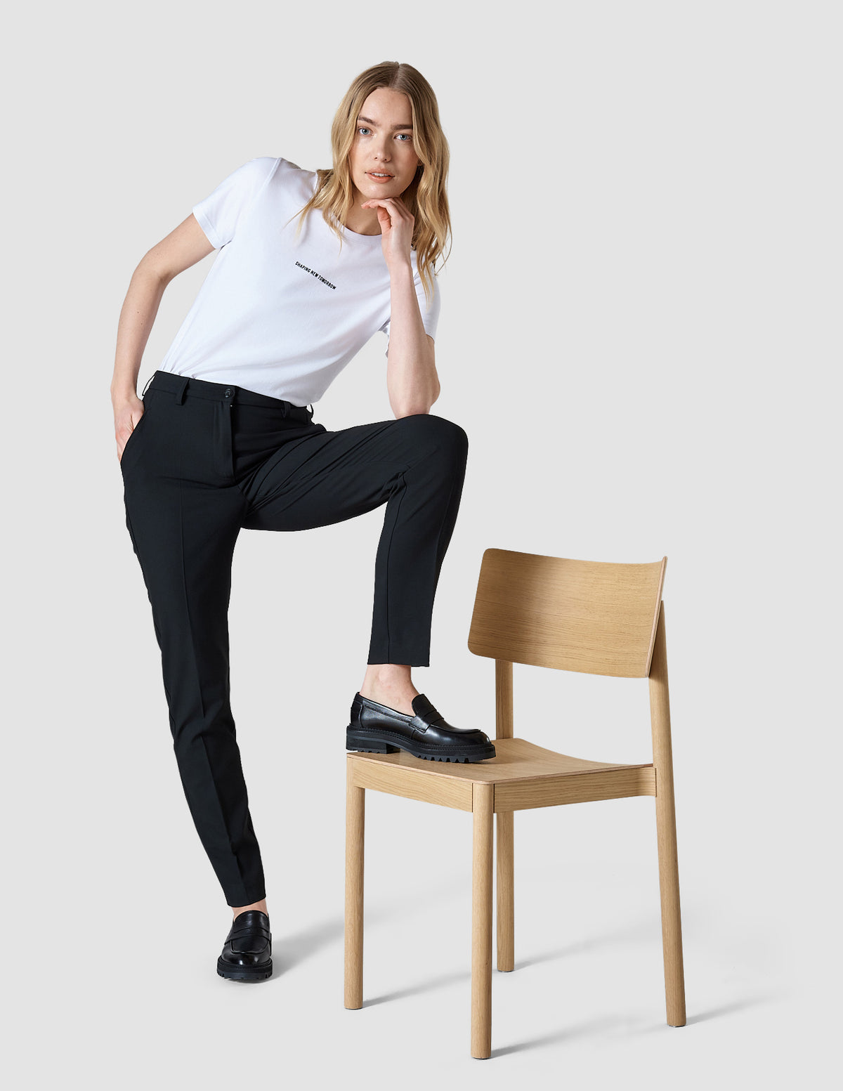 Women Tapered Essential Pants Black | SHAPING NEW TOMORROW