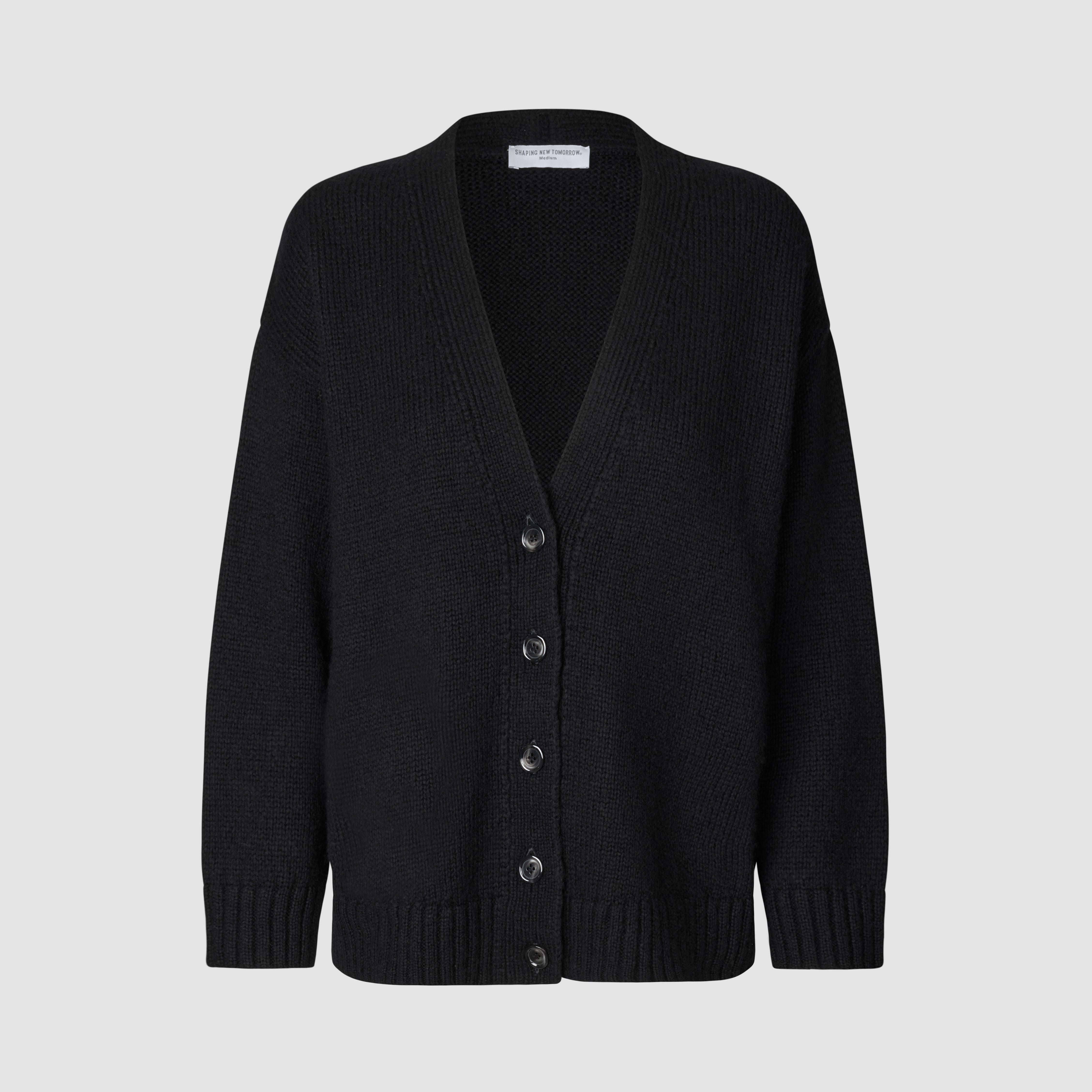 Kvinders tykke, bløde uldstrikkede cardigan i sort med V-udskæring, lange ærmer og knaplukning foran.