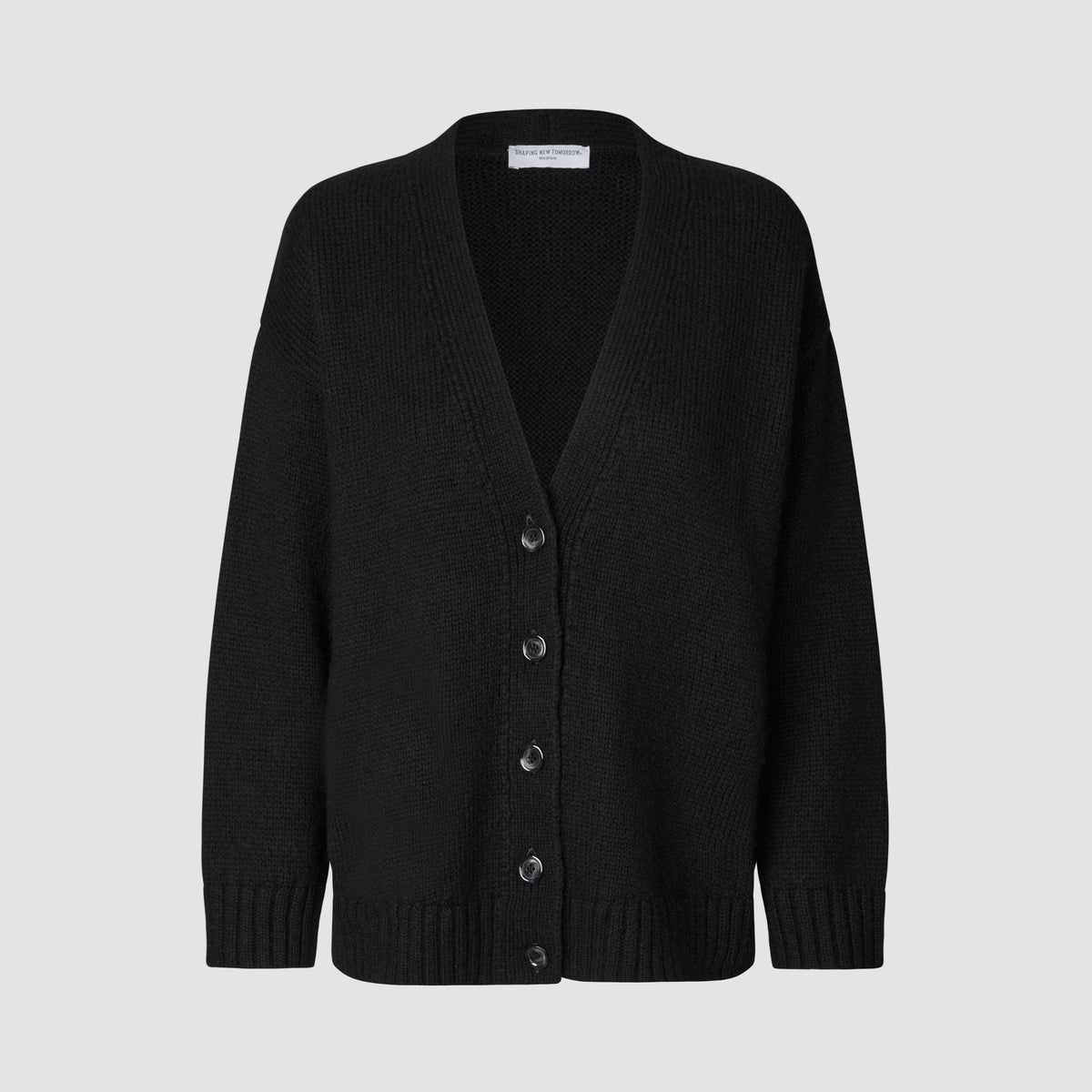 Kvinders tykke, bløde uldstrikkede cardigan i sort med V-udskæring, lange ærmer og knaplukning foran.