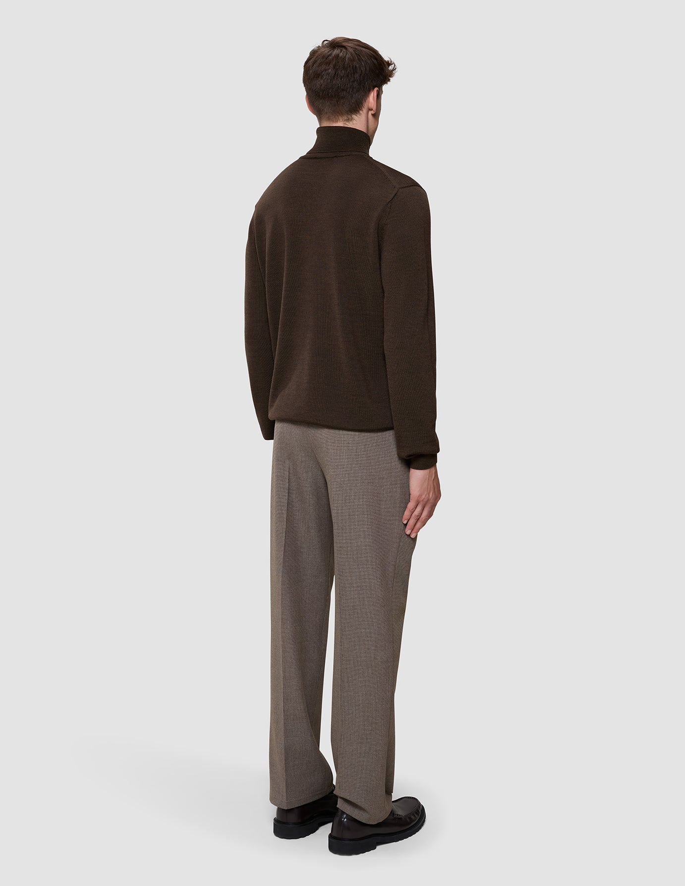 Seamless Premium Merino Knit Turtleneck Saddle Brown