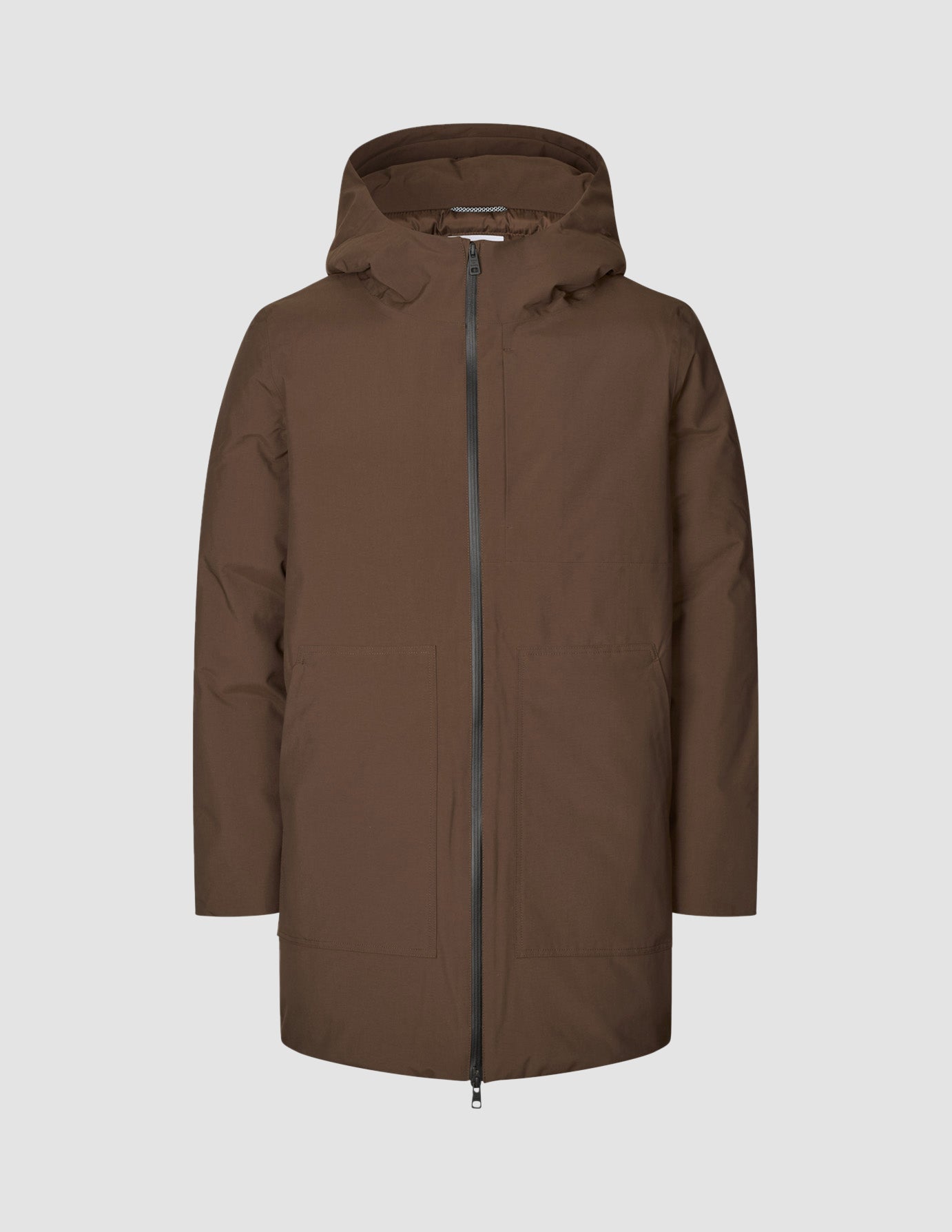Utility-jakke i sadelbrun genanvendt polyester med hætte, lynlås foran og to store påsatte lommer.