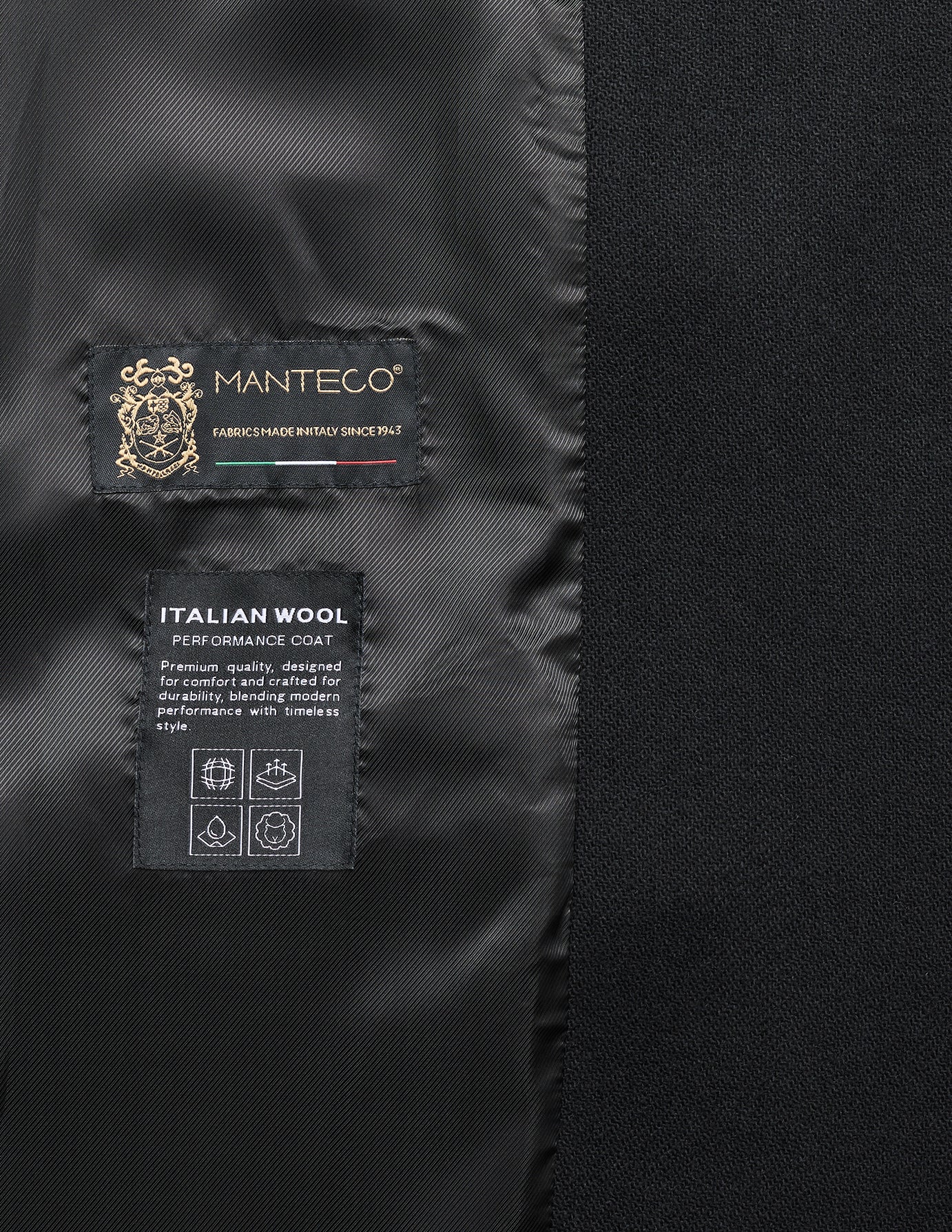 Indvendig etiket i den sorte uldfrakke til kvinder, der viser detaljer i italiensk Manteco-uld samt ikoner for funktionalitet.