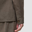 Atelier Overshirt Dark Beige: en mørk beige overshirt med lange ærmer og manchetter med knapper.