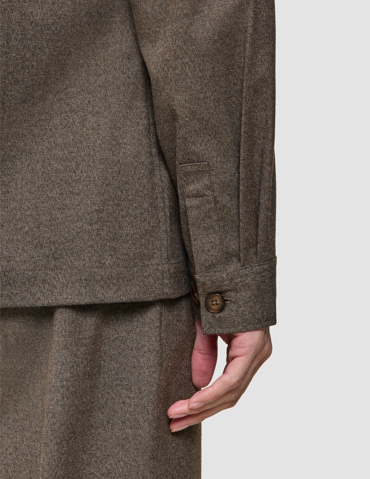 Atelier Overshirt Dark Beige: en mørk beige overshirt med lange ærmer og manchetter med knapper.