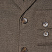 Nærbillede af Atelier Overshirt Dark Beige, en mørk beige blazer med to knapper foran og to knapper på brystlommen.