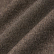 Nærbillede af det beige vævede stof på en Atelier Overshirt i mørk beige.