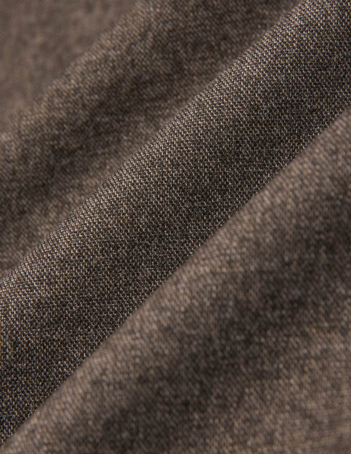 Nærbillede af det beige vævede stof på en Atelier Overshirt i mørk beige.