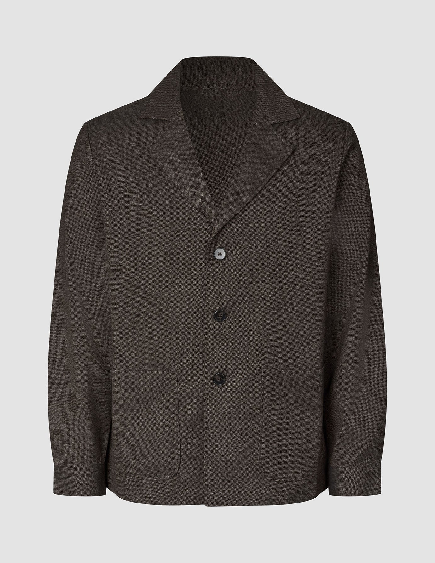 Atelier Overshirt Mørkebrun: en langærmet blazer med indskåret revers, tre knapper og to påsatte lommer foran.