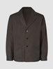 Atelier Overshirt Mørkebrun: en langærmet blazer med indskåret revers, tre knapper og to påsatte lommer foran.