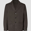 Atelier Overshirt Mørkebrun: en langærmet blazer med indskåret revers, tre knapper og to påsatte lommer foran.