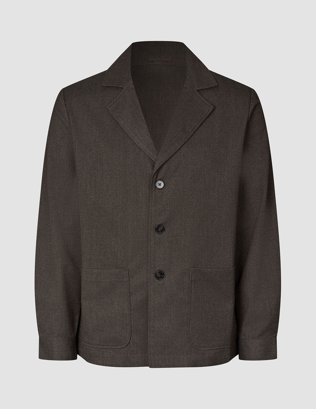 Atelier Overshirt Mørkebrun: en langærmet blazer med indskåret revers, tre knapper og to påsatte lommer foran.