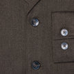 Nærbillede af den mørkebrune, strukturerede Atelier Overshirt Dark Brown med knapper foran og to knapper ved ærmekanten.