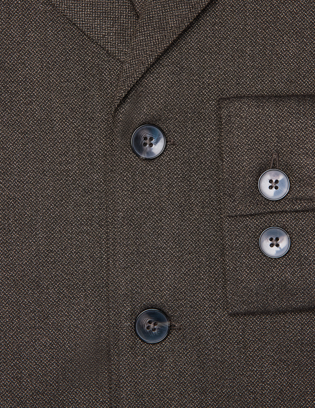 Nærbillede af den mørkebrune, strukturerede Atelier Overshirt Dark Brown med knapper foran og to knapper ved ærmekanten.