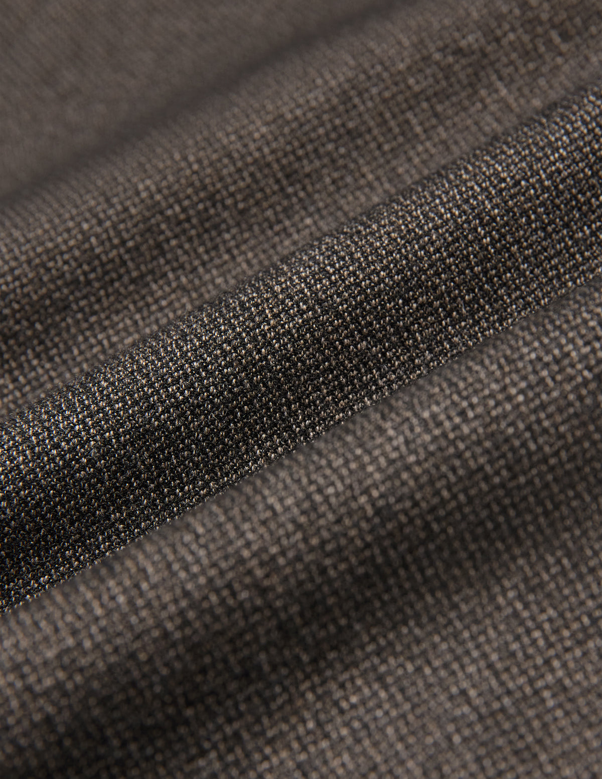 Nærbillede af den mørkebrune Atelier Overshirt med et synligt, struktureret vævet mønster.