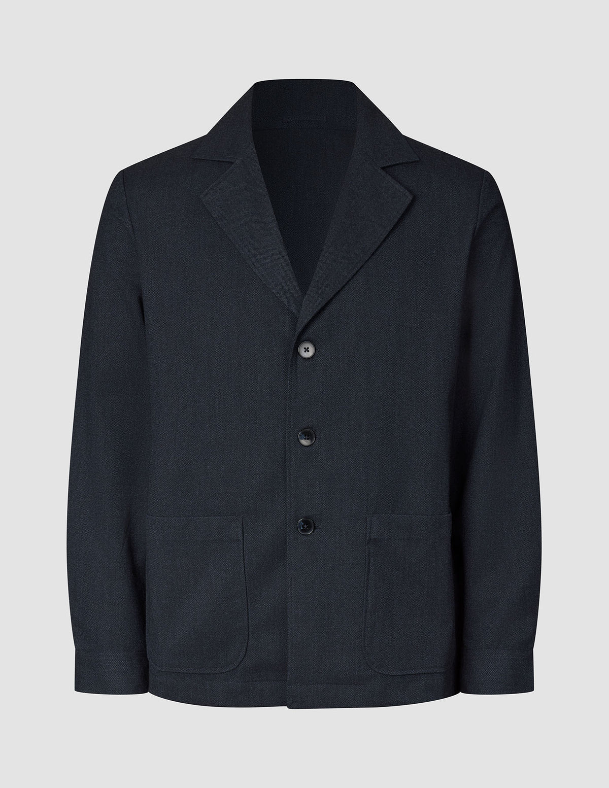 Mørk marineblå Atelier-overskjorte med tre knapper, skrå revers og to påsatte lommer foran.