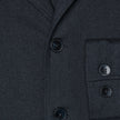 Atelier Overshirt Dark Navy: en overshirt med struktur, udskåret krave, knaplukning foran og manchetter med to knapper.