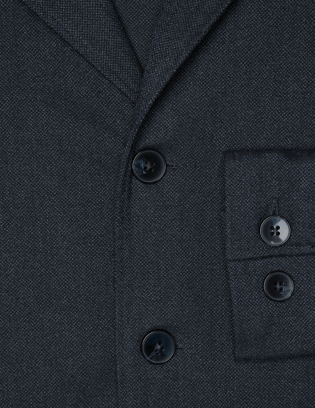 Atelier Overshirt Dark Navy: en overshirt med struktur, udskåret krave, knaplukning foran og manchetter med to knapper.